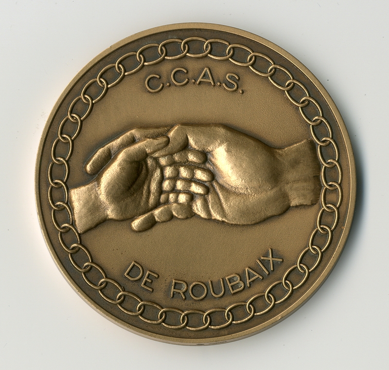 Médaille du CCAS à M. Vandierendonck, (Centre Communal d'Action Sociale).