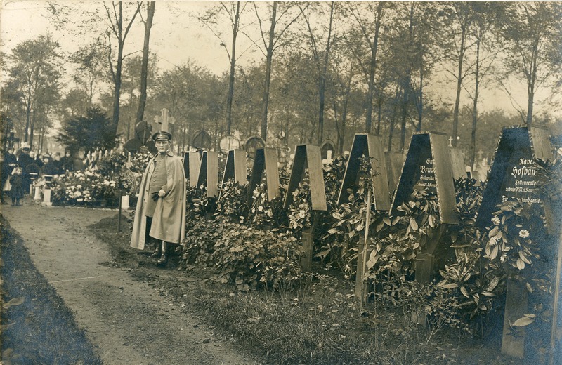 Un officier allemand au cimetière