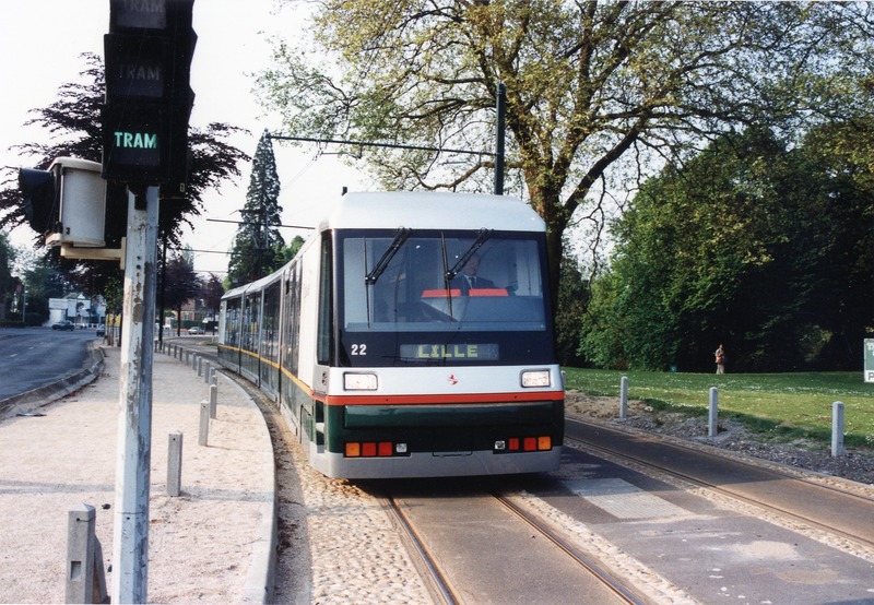 Un tramway devant le parc Barbieux