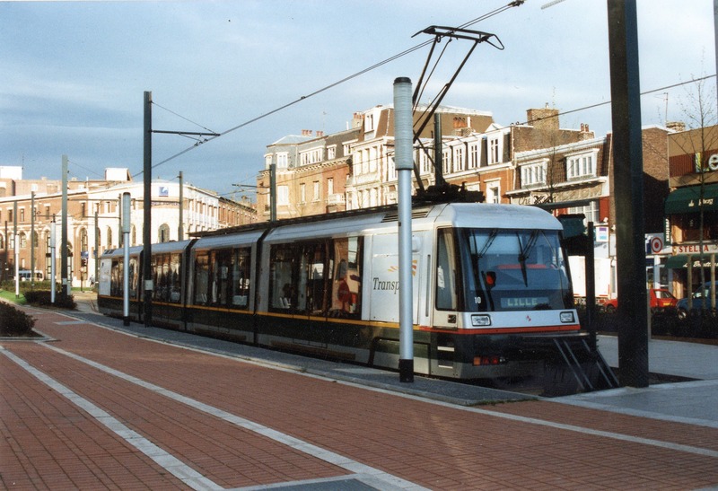 Le tramway longeant le boulevard du Général Leclerc