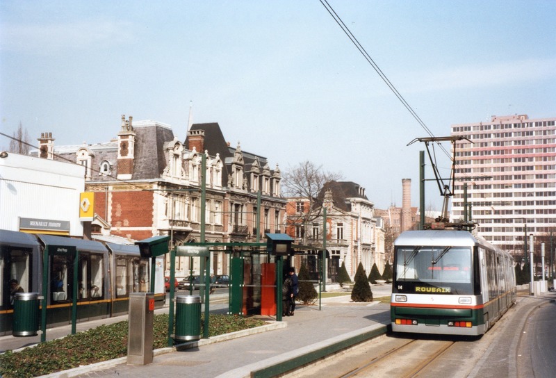 Le tramway roulant sur le boulevard du Général Leclerc