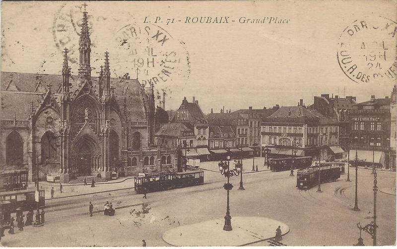 La Grand'Place, l'église Saint-Martin et des tramways