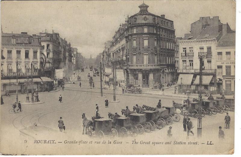 La Grand'Place avec vue sur la rue de la Gare 