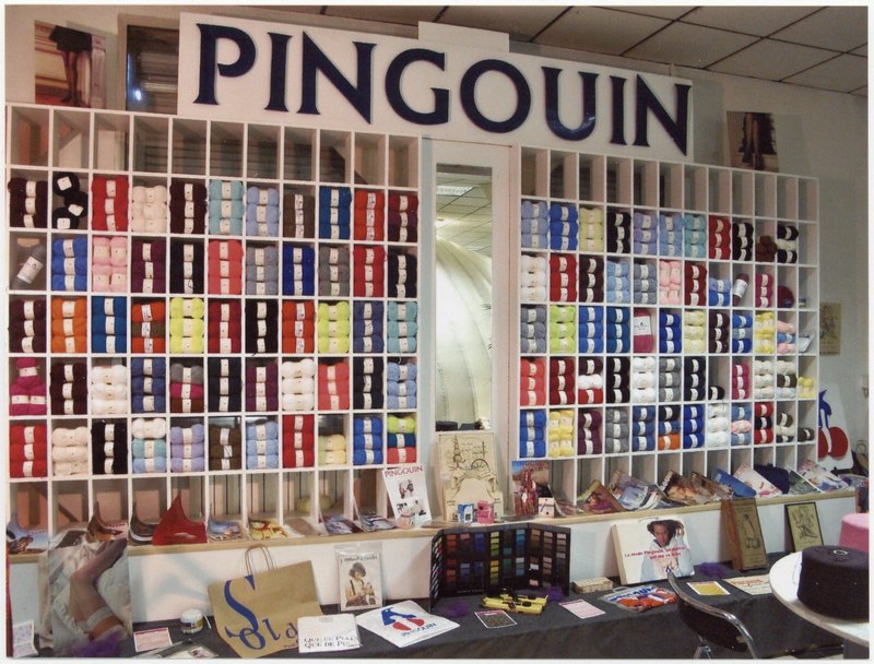 Une exposition d'un magasin Pingouin