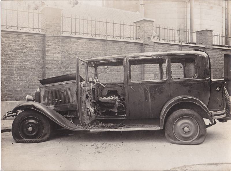 Grèves de 1931 : automobile brûlée 