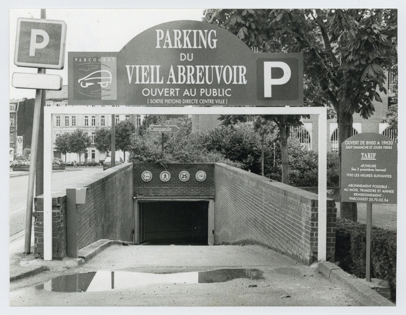 L'entrée du parking du Vieil Abreuvoir