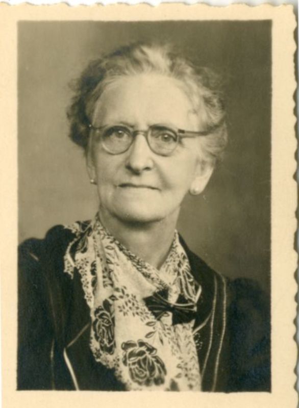 Mme Angèle Lebas-Hennion, juin 1946