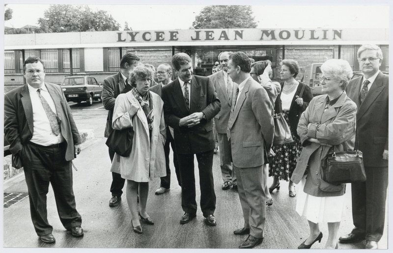 Marie-Christine Blandin devant le lycée Jean Moulin