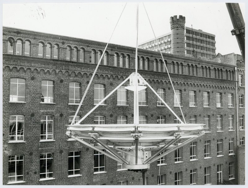 Une antenne parabolique sur le toit d'une école privée