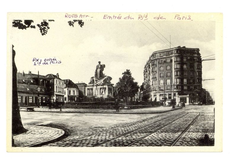 Monument du souvenir et entrée du Boulevard de Paris