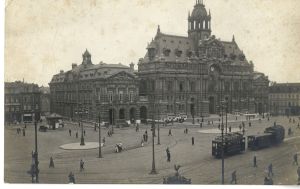 Vue d'ensemble de l'Hôtel de Ville et le tramway