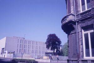 La bibliothèque vue de la rue du Château