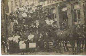 Groupe de musiciens sur un attelage