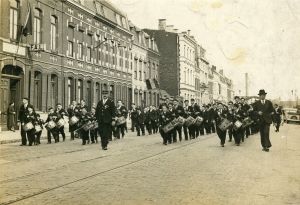 Le défilé d'une fanfare