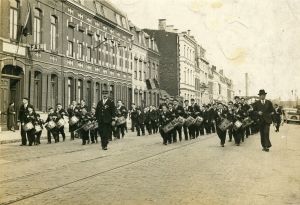 Le défilé d'une fanfare