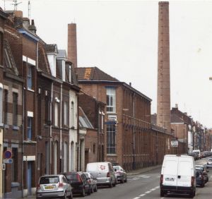 La rue Jouffroy et la cheminée de l'usine Cavrois