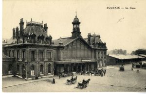 Arrivée de calèches devant l'entrée de la gare