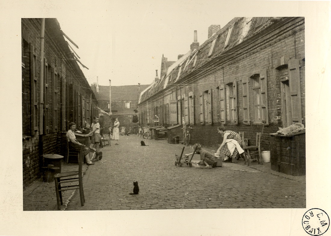 Bn R Des habitations typiques du Nord les courees