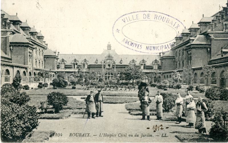 La cour et le jardin vers 1912