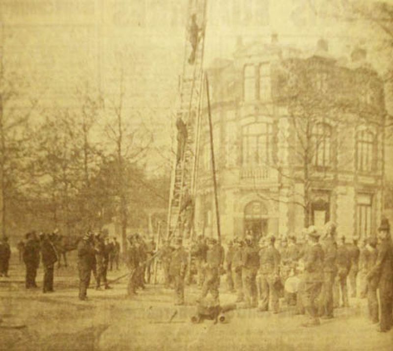 Les pompiers de la Belle Epoque en exercice devant le café du parc