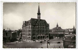 L'ancien Hôtel des Postes, les halles, l'hôtel de ville au fond