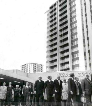 Victor Provo, maire de Roubaix, et les officiels le jour de l'inauguration de « Roubaix 2000 »