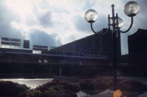 Roubaix 2000 en 1979 : esplanade, entrée, enseignes des magasins