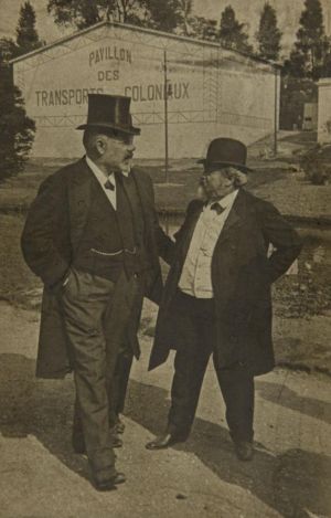 Eugène Motte (à gauche) et Victor Champier devant le pavillon des transports coloniaux à l'exposition internationale de Roubaix 1911