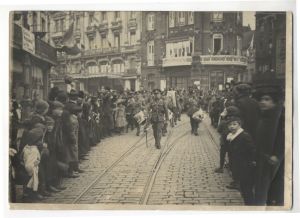 Passage des troupes anglaises rue Neuve (rue du Maréchal Foch) après la délivrance de la ville de Roubaix.