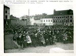 Les veuves et orphelins de guerre devant le monument aux morts le jour de l’inauguration.