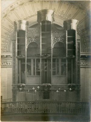 Grand orgue de l'église Notre-Dame de Roubaix après la réquisition des tuyaux par les Allemands.
