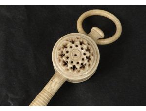 Hochet sculpté en ivoire du XIXe siècle