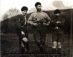 Admission de Georges (à droite)  dans la troupe scoute de Saint-Boniface en 1921 