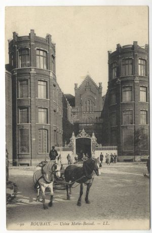 Portrait de groupe devant les grilles de l'usine, 1905