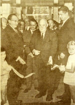 Inauguration en 1967 : Victor Provo, maire de Roubaix, et Jean Waret, directeur de l’école Albert Camus