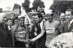 Victor Provo et Pierre Prouvost aux côtés de coureurs cyclistes de la course Paris-Roubaix