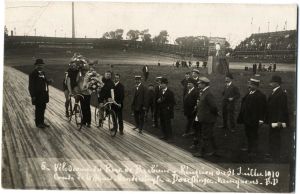 Arrivée d'une course au vélodrome, 1910