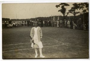 Portrait d'une jeune fille sur un court de tennis lors d'un tournoi
