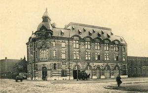 La caserne des pompiers, derrière laquelle on aperçoit le gazomètre de la rue Bernard