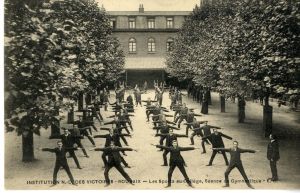 Séance de gymnastique au collège N-D des Victoires