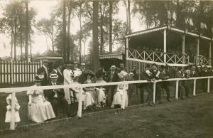 Des spectateurs au Club hippique