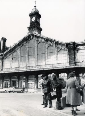 Usagers devant la gare