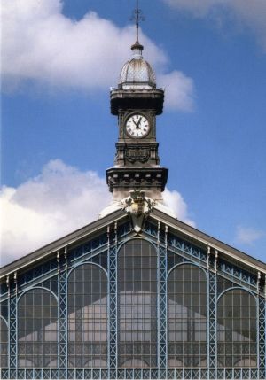 Le haut de la gare, sa tour et l'horloge