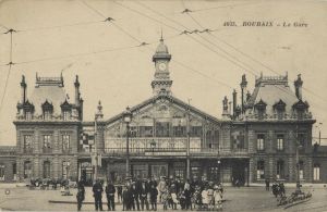 Portraits de groupe devant la gare