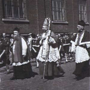 Le Cardinal Liénart se rendant à l’inauguration de la Sainte Famille