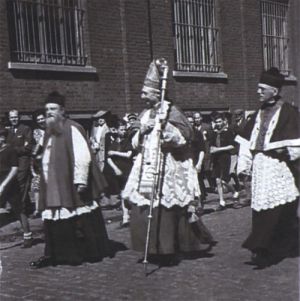 Le Cardinal Liénart se rendant à l’inauguration de la Sainte Famille