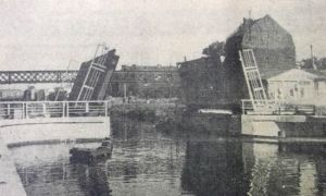 Le nouveau pont et la passerelle survivante