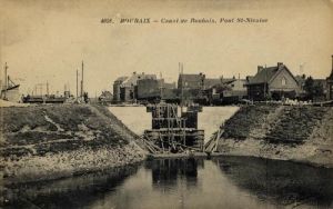 Le pont photographié lors de sa reconstruction 