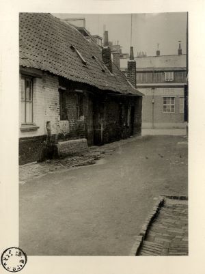 Cour donnant sur la rue Pierre de Roubaix